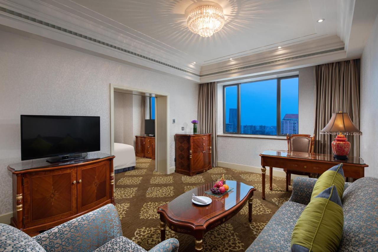 Crowne Plaza Shanghai Nanjing Road By Ihg Dış mekan fotoğraf A suite at the hotel