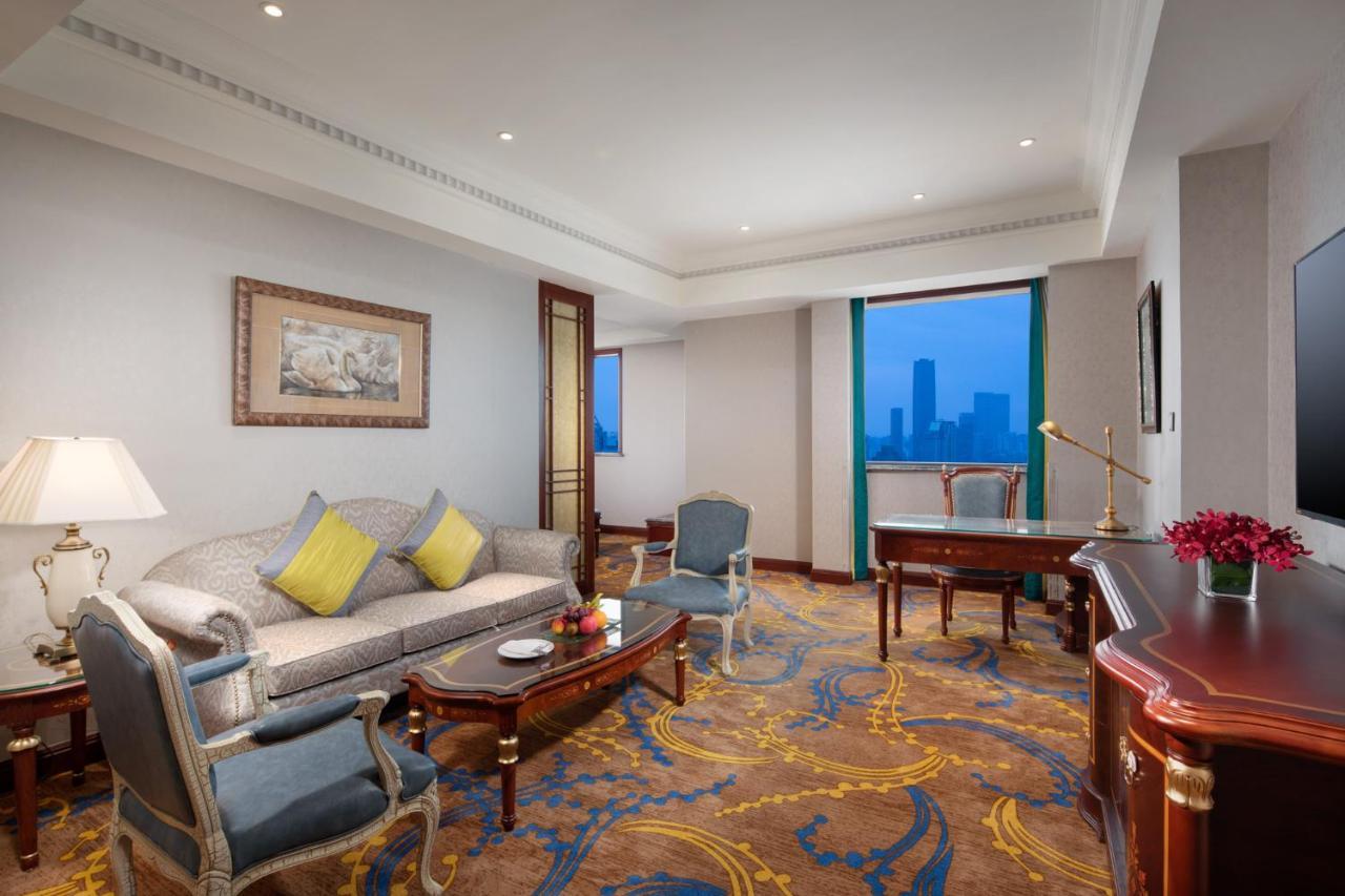 Crowne Plaza Shanghai Nanjing Road By Ihg Dış mekan fotoğraf A suite at the hotel