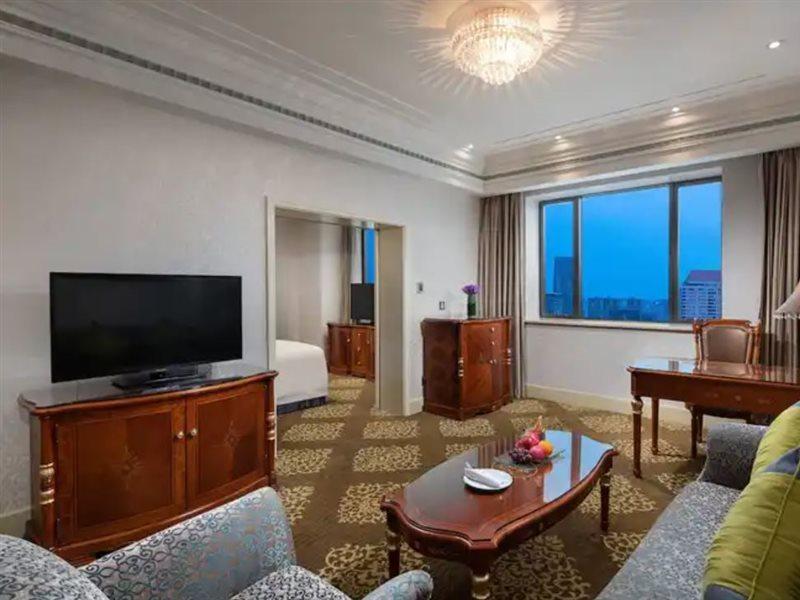 Crowne Plaza Shanghai Nanjing Road By Ihg Dış mekan fotoğraf A suite at the hotel