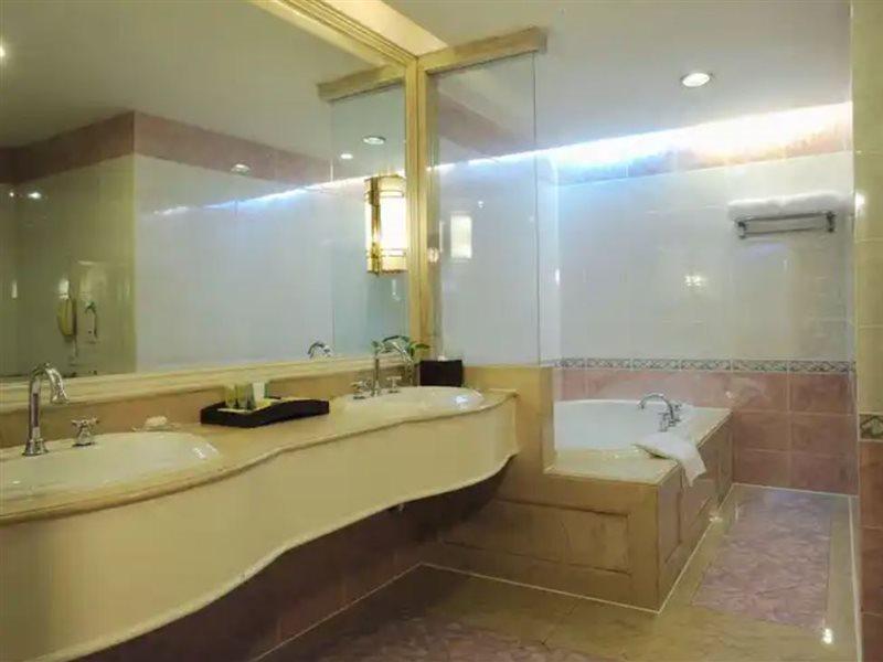 Crowne Plaza Shanghai Nanjing Road By Ihg Dış mekan fotoğraf Bathroom