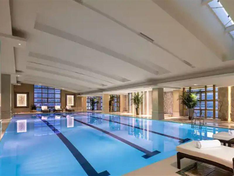 Crowne Plaza Shanghai Nanjing Road By Ihg Dış mekan fotoğraf The pool at the Four Seasons Hotel