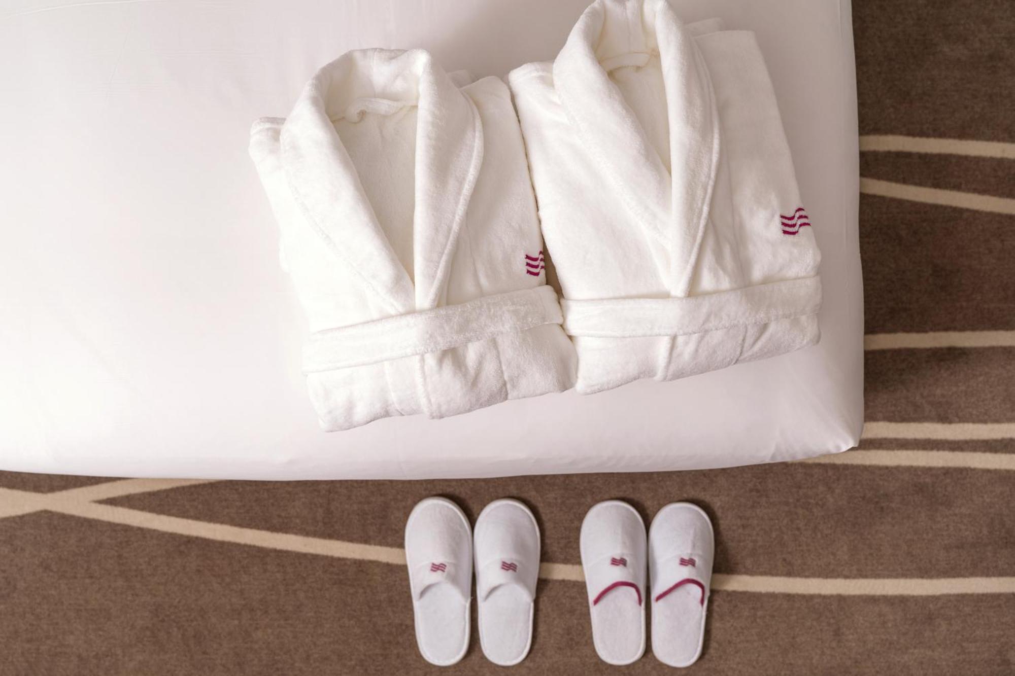 Crowne Plaza Shanghai Nanjing Road By Ihg Dış mekan fotoğraf Bathrobe and slippers